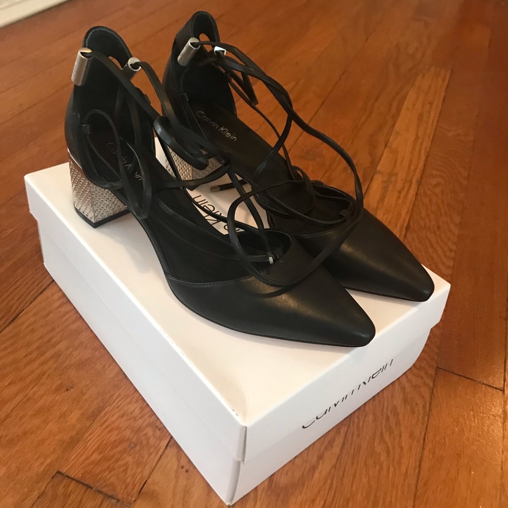 Brand New Blk Calvin Klein strappy block heel sz 8